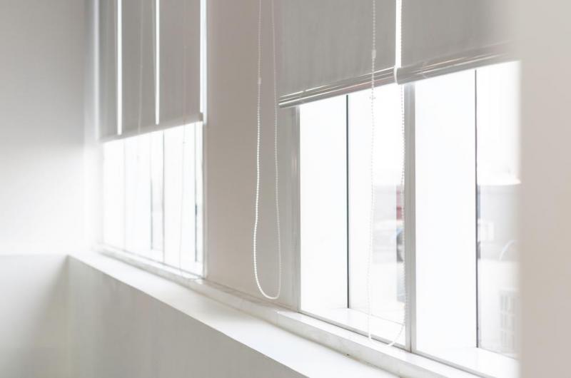 Stores sur mesure : quels avantages pour votre int&eacute;rieur ?