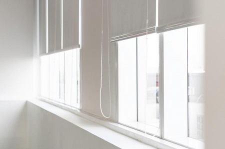 Stores sur mesure : quels avantages pour votre int&eacute;rieur ?