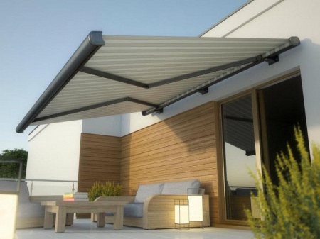 Un store ext&eacute;rieur r&eacute;duit la chaleur de la terrasse &agrave; Rillieux-la-Pape